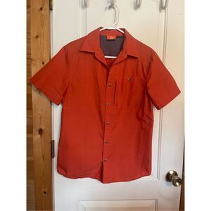Merrell mens shirt size S button up burnt orange in color, button front pocket